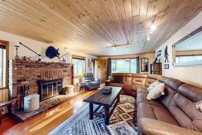 Image de Riverfront Home w\/ Fantastic Updates, River View Deck, Fireplaces & WiFi