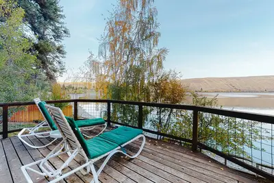 Image de Lakefront home with amazing lake view, private dock & deck