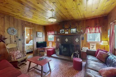 Image de Vintage Cottage w\/ Private Hot Tub, Fireplace & Deck - Walk to the Lake, Dogs Ok