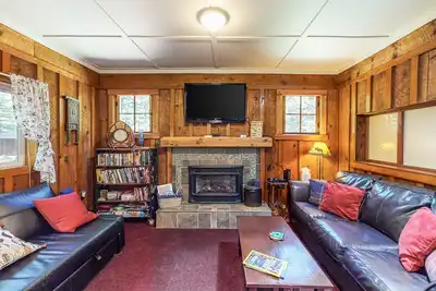 Image de Atmospheric Cabin w\/ Fireplace, Lovely Forest Setting & WiFi - Close to the Lake
