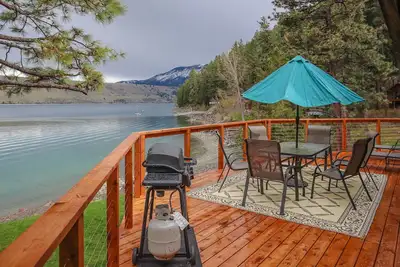 Image de Waterfront dog-friendly home with lake view, private dock, deck, fireplace
