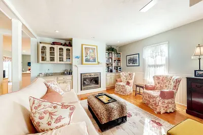 Image de Elegant Dream Home w/ Luxurious Living Spaces, Full Kitchen, & Wraparound Porch