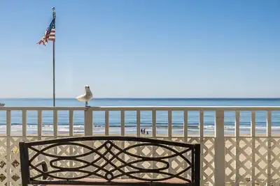 Image de Breathtaking Beach Front House - Steps to the Sand