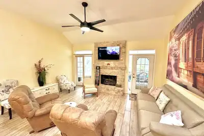 Image de Discounted Prices -Peaceful 4br-2bth, 2000 sf—Near Parks— Cafés. 8 min Airport