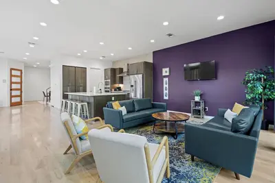 Image de Downtown Bliss! Walk to Dart, central to Aa Arena, Med District, Market Center