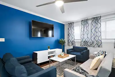 Image de Stylish Luxe King bed w/Free Parkng near Dt Oak Pk