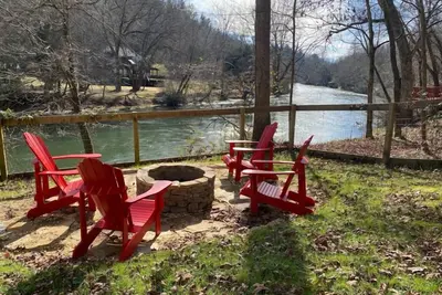 Image de Rivers Edge - Right on Toccoa River | Hot Tub | Riverside Deck | Fire Pit | Woodburning Fireplace