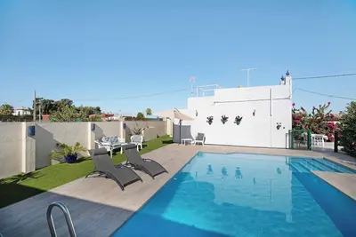 Image de Belle maison de vacances traditionnelle avec piscine, Wi-Fi, climatisation, terrasse et jardin
