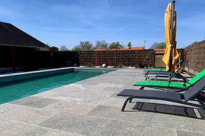 Image de Maison rénovée avec jardin, piscine chauffée et spa, proche plages vendéennes, idéal pour familles