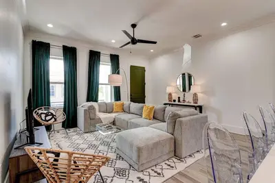 Image de This house is a 5 bedroom(s), 3. 5 bathrooms, located in New Orleans, La.