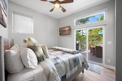 Image de Coastal Modern Home w/Outdoor Lounge, FireTable, Bbq + Close to restaurants