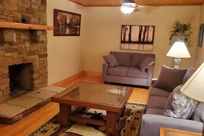 Image de Lakeview Lounge. 3 bedroom cabin surrounded by national forest.