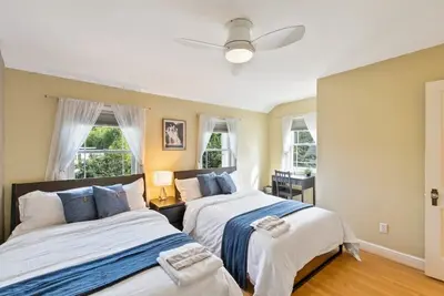 Image de Beautiful 3br 2ba Colonial House by CozySuites