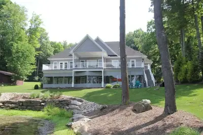 Image de Over 4800+ sqft. . Lakefront Retreat-Sleeps 13