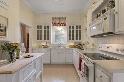 Image de Charming Historic Home one block from MainSt.