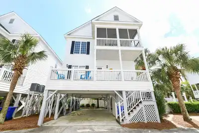 Image de Walk to the Beach 4 Br Beach House with Shared Outdoor Pool! ! Hola Beaches