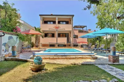 \"Villa Dolce Vita\" up to 9 beds with private garden and swimming pool