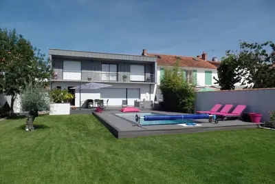 Image de Maison avec Piscine, Quartier Calme Proche Centre Ville La Rochelle