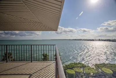 Image de 2 story condo with panoramic bay views and balconies!