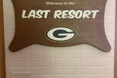 Image de 4 blocks to Lambo short walk have game tix too. Spacious, clean, cozy sleeps 10+