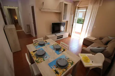 Beach House, 300 m dal mare, Marina di Massa, free bike, wifi, air conditioning