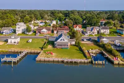Lookout on Main - Your Waterfront Wonderland!