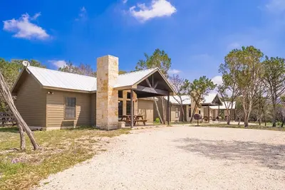 Image de Concan Springs on River Road Cabin #1 (Book 1 or all 3 cabins)
