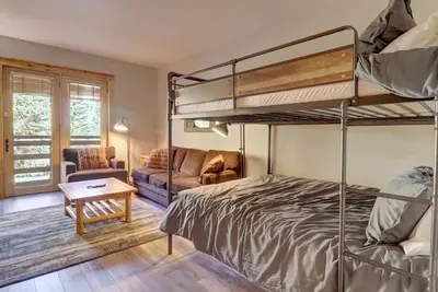 Image de Modern Hotel Room in Center Village. Tm225a