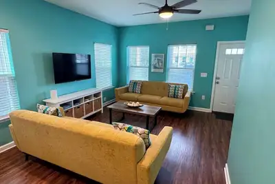 Image de Walking distance to downtown, 15 min to Pensacola Beach