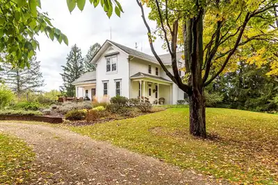 Image de Inviting farmhouse for your family getaway, minutes from beaches. Pet friendly!