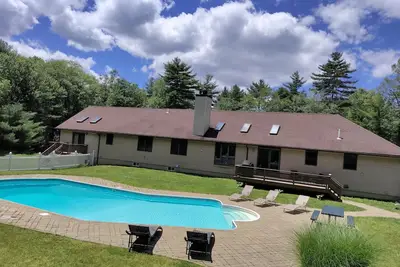 Image de Enjoy our spacious 4 bedroom house with a private pool in a quiet area.