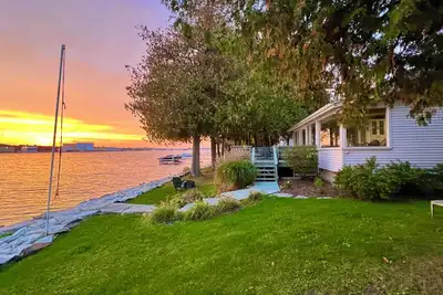 Image de Wonderful waterfront home