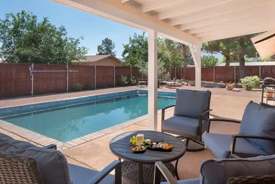 Image de Pool, Hot tub, Fire Pit, Bbq ~  Beautiful home with patio living at it's best!