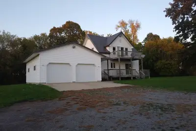 Image de Quiet, remotely located in the country.