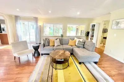 Image de Bright Spacious Home, Huge private backyard, 10 Mins to Pdx Airport