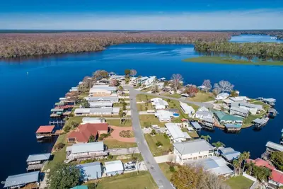 Image de Snowbirds(Long term visitors) or Quick getaway this is the home for you!