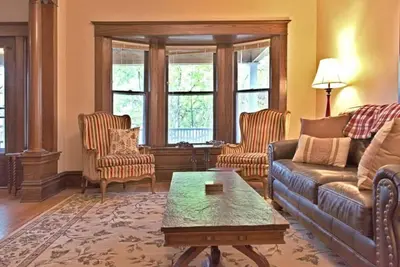 Image de Historic 3 bedroom home 2 blocks from Medical Mile