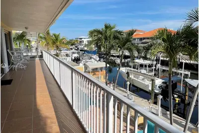 Image de Amazing Water Front Pool House & Dock in a very exclusive area!