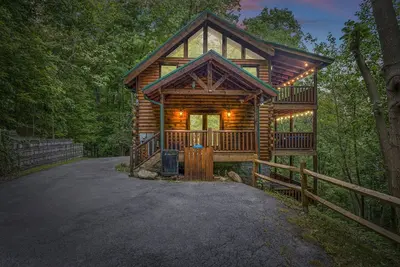 Image de Prime Location-3 Min to Town! Active Bear Trail! Large & Private in the woods.