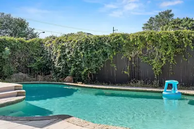 Image de Spacious Luxury Home with Heated Pool & Pool Table