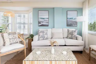 Image de Modern-Coastal Spacious Suite [Ocean Pointe 3301]