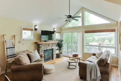 Image de Lakeside Den • Pet + Family Friendly with Golf Cart