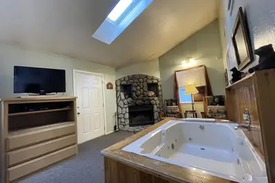 Image de Cor-Boys Bunkhouse - 3 blocks from the Village