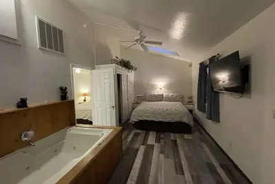 Image de Private Resort Cabin ~ 3 blocks from the Village