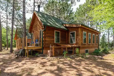Image de Cozy 2 bedroom cabin on the water - great location, must see! !