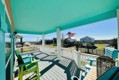 Image de Home with beach view from porch and it’s only a two minute walk to the beach.