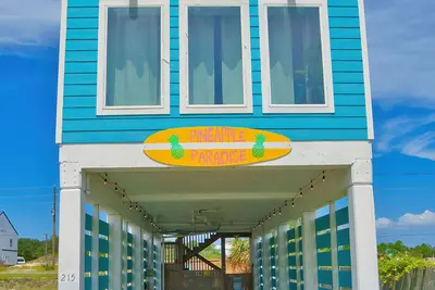 Image de Comfy King beds, close to beach, pool + pet friendly