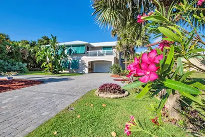 Image de Across the Street From Pristine Beach: No Cleaning Fee, 90 day minimum