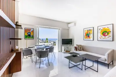 Image de 3p haut de gamme avec piscine et vue mer