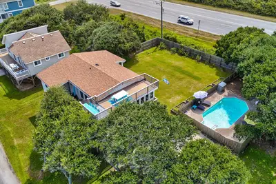 Image de Family-Friendly Home w/ a Private Pool, Hot Tub, & Free WiFi - Walk to the Beach